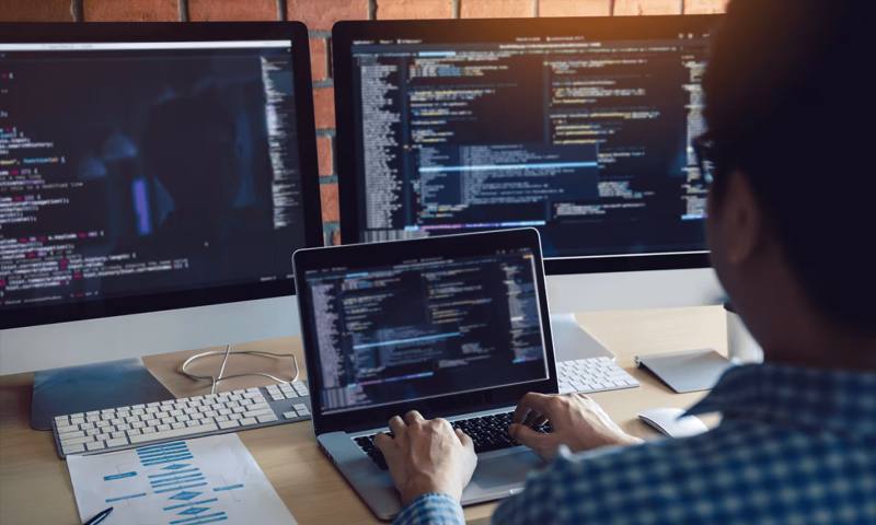 数据科学选型：R与Python如何赋能钢城区网站建设？